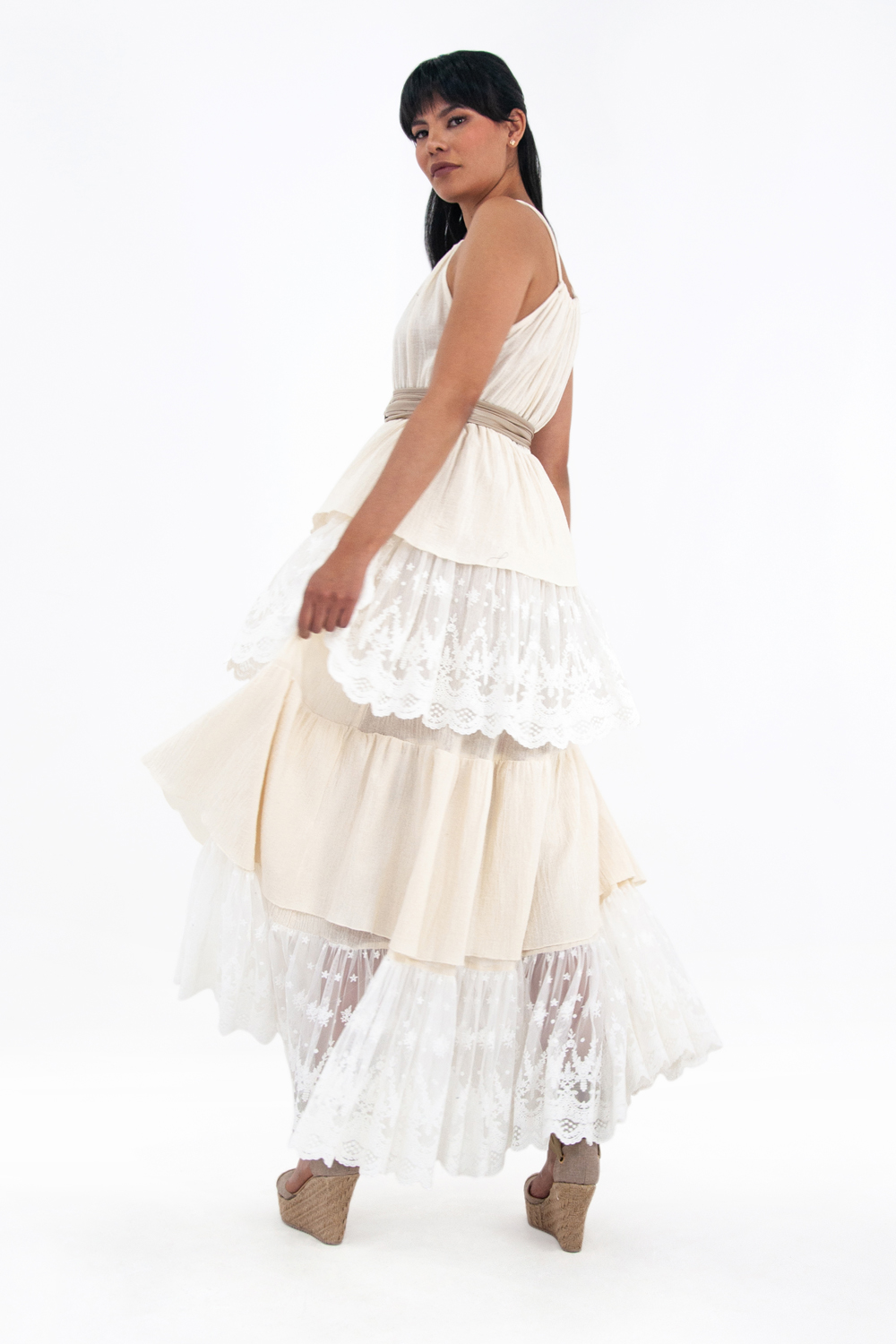 Vestido de dama A ÁNGELOZANO de tirantes y olanes con cinto oro light, AL-W57