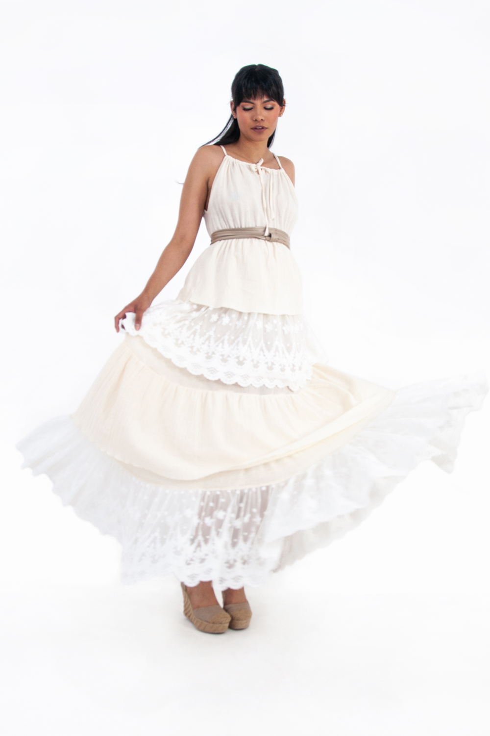 Vestido de dama A ÁNGELOZANO de tirantes y olanes con cinto oro light, AL-W57