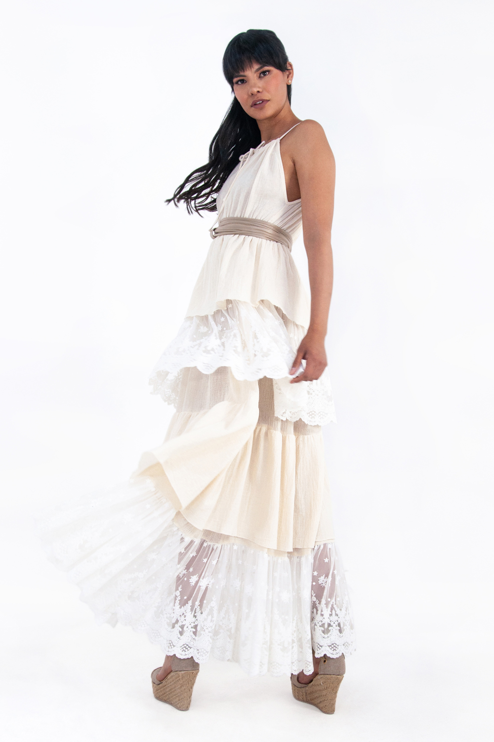 Vestido de dama A ÁNGELOZANO de tirantes y olanes con cinto oro light, AL-W57