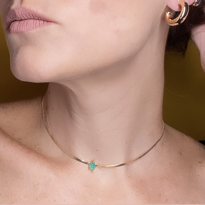 Collar/Gargantilla Bañada en oro con un cristal color verde- Baño de oro 18k- Gargantilla dorada