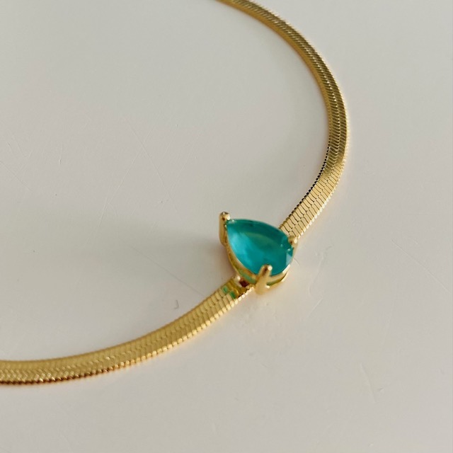 Collar/Gargantilla Bañada en oro con un cristal color verde- Baño de oro 18k- Gargantilla dorada