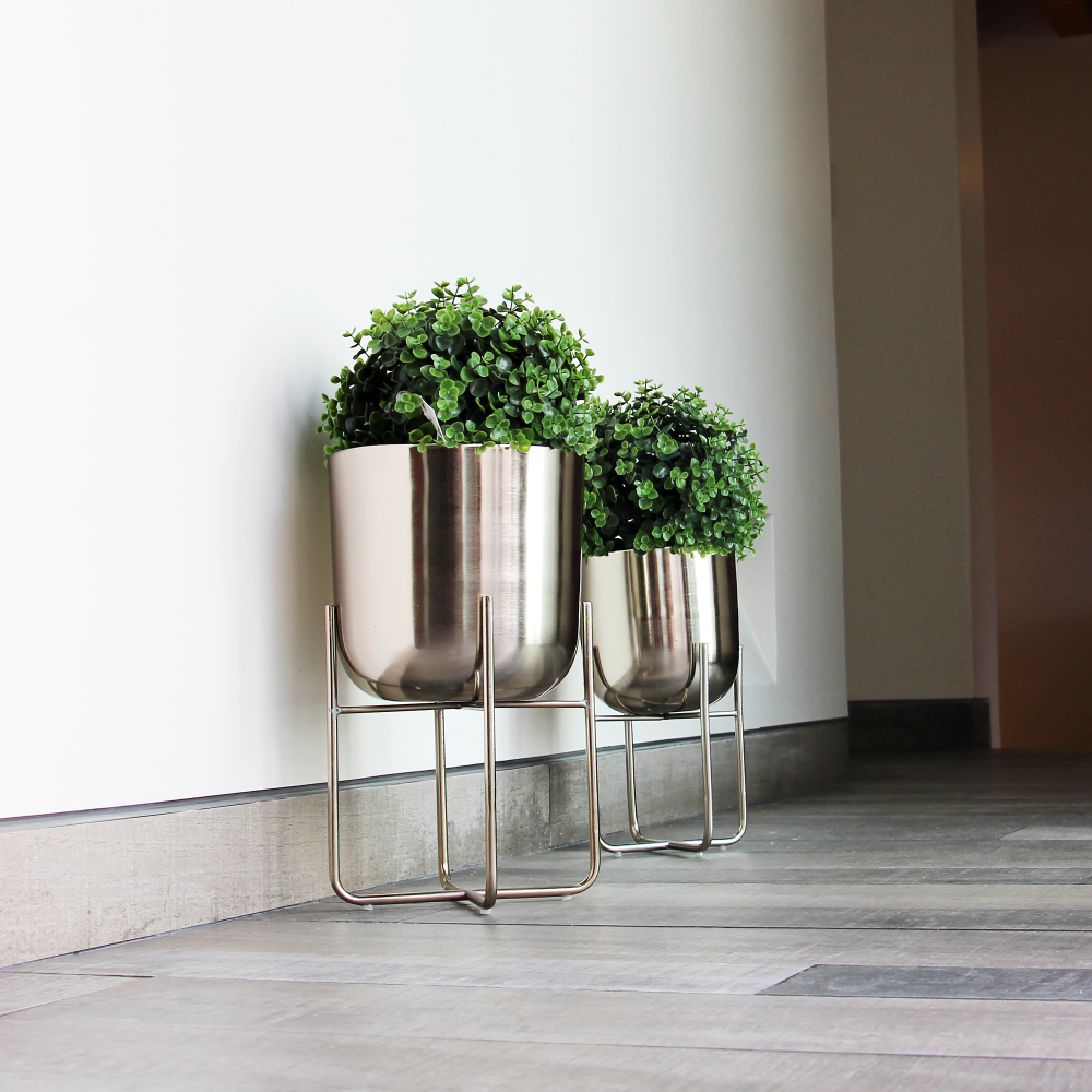 SET MACETAS FABRICADAS EN METAL CON SOPORTE COLOR PLATA 40 CM Y 30 CM