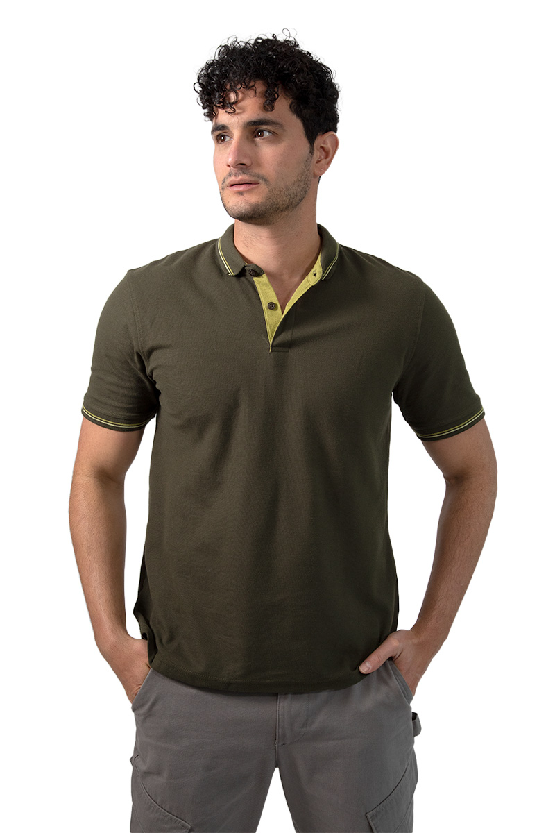 PLAYERA COMFORT FIT DE CUELLO TIPO POLO,  MANGA CORTA, CÁRDIGAN EN PUÑOS Y CUELLO CON LÍNEAS A CONTRASTE Y ABERTURA EN LOS COSTADOS