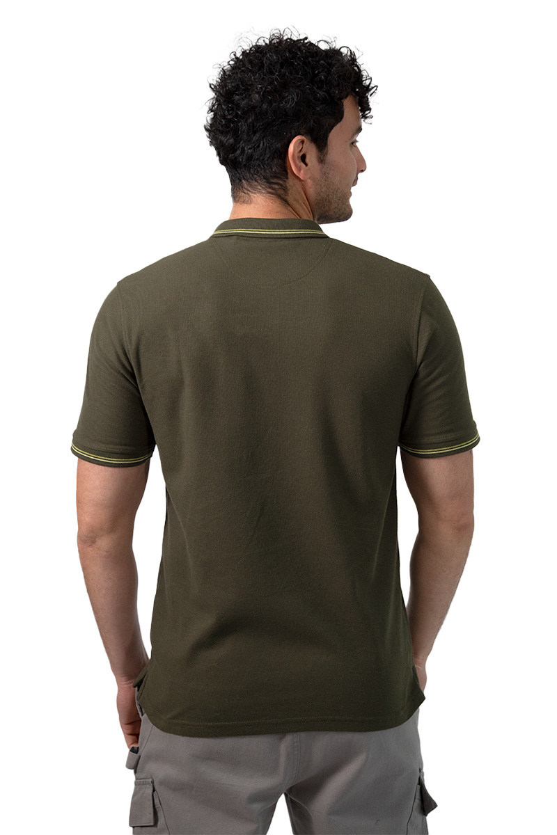 PLAYERA COMFORT FIT DE CUELLO TIPO POLO,  MANGA CORTA, CÁRDIGAN EN PUÑOS Y CUELLO CON LÍNEAS A CONTRASTE Y ABERTURA EN LOS COSTADOS