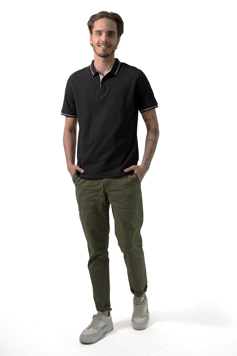 PLAYERA COMFORT FIT DE CUELLO TIPO POLO,  MANGA CORTA, CÁRDIGAN EN PUÑOS Y CUELLO CON LÍNEAS A CONTRASTE Y ABERTURA EN LOS COSTADOS