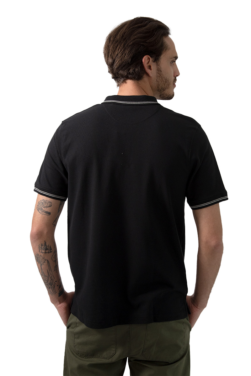 PLAYERA COMFORT FIT DE CUELLO TIPO POLO,  MANGA CORTA, CÁRDIGAN EN PUÑOS Y CUELLO CON LÍNEAS A CONTRASTE Y ABERTURA EN LOS COSTADOS