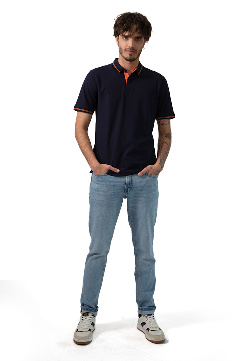 PLAYERA COMFORT FIT DE CUELLO TIPO POLO,  MANGA CORTA, CÁRDIGAN EN PUÑOS Y CUELLO CON LÍNEAS A CONTRASTE Y ABERTURA EN LOS COSTADOS