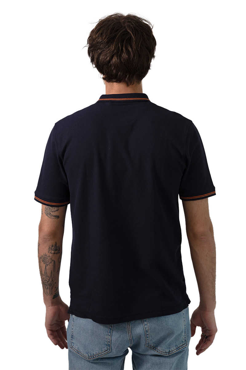 PLAYERA COMFORT FIT DE CUELLO TIPO POLO,  MANGA CORTA, CÁRDIGAN EN PUÑOS Y CUELLO CON LÍNEAS A CONTRASTE Y ABERTURA EN LOS COSTADOS