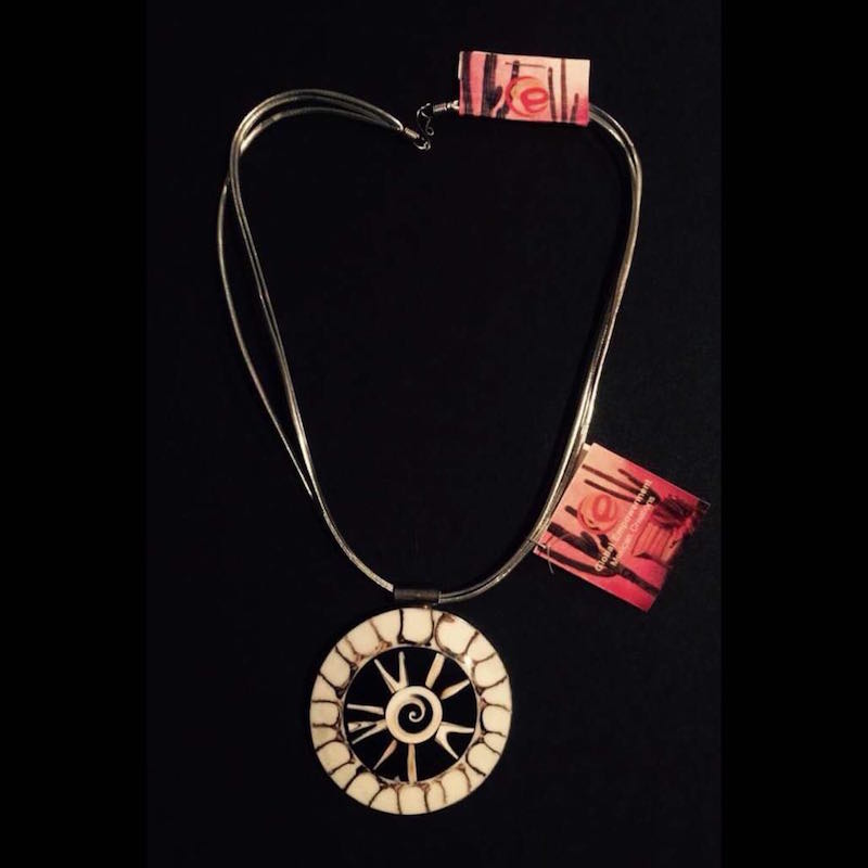 Collar Artesanal De Concha En Metal Con Piel