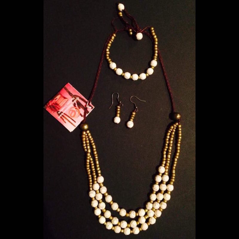 Collar Hecho A Mano De Howlita Blanca y Chakira Dorada