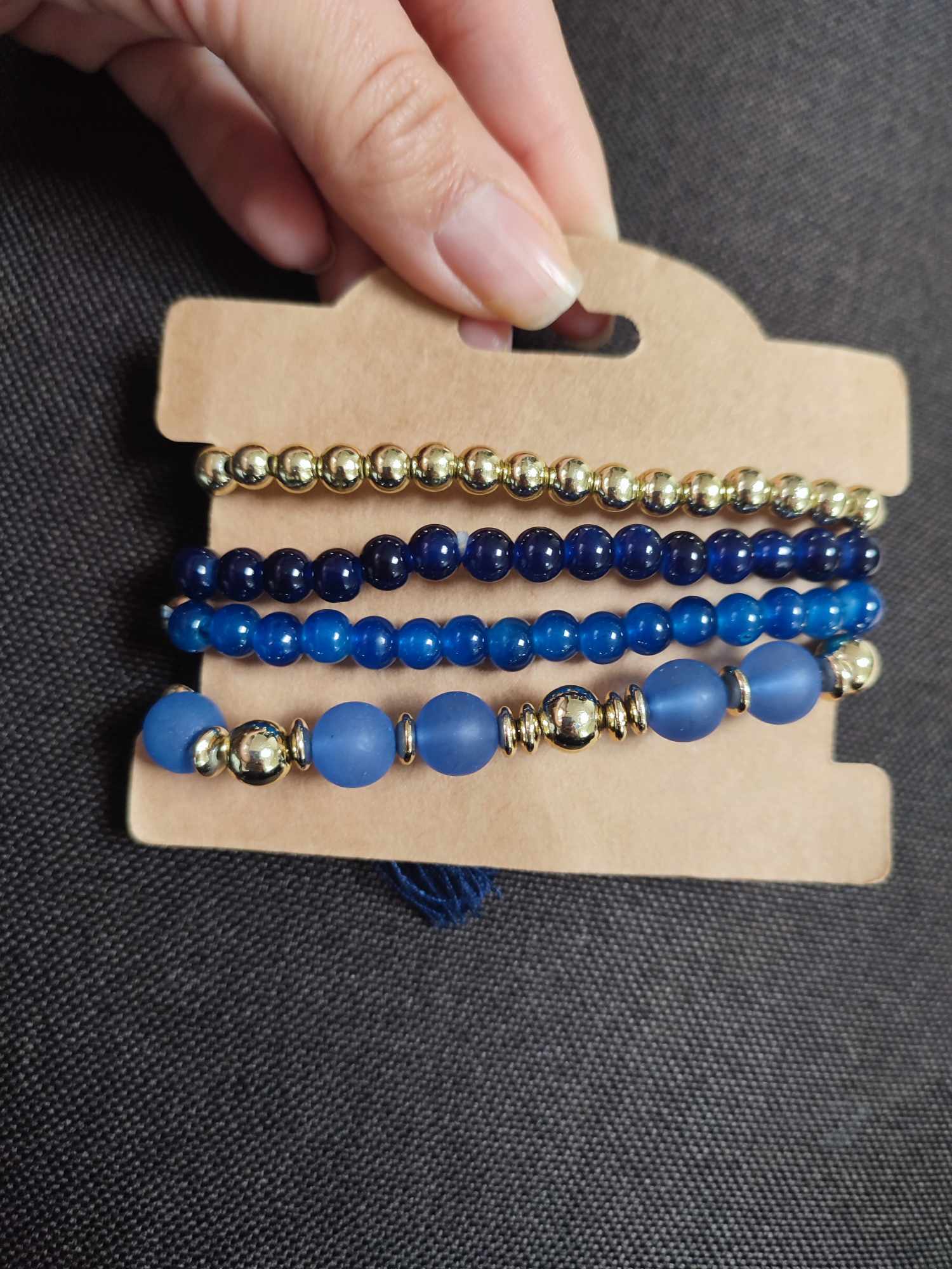 Set de 4 pulseras elasticas en tonos azul con dije, joyeria moda