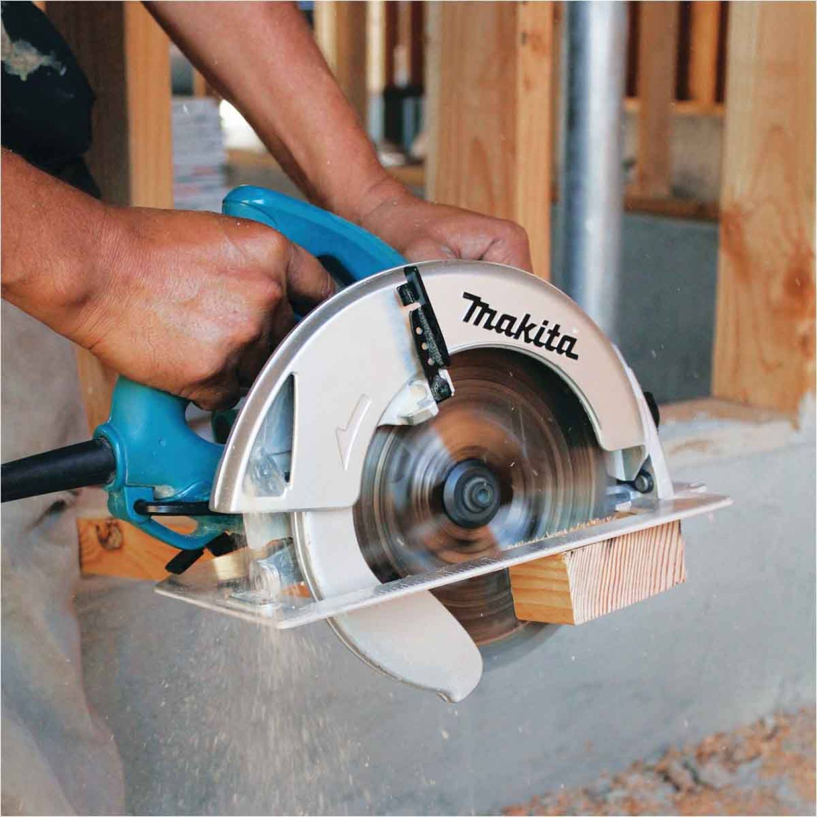Sierra Circular 7 1/4 In 5800 Rpm 15A 1800W + Estuche Makita