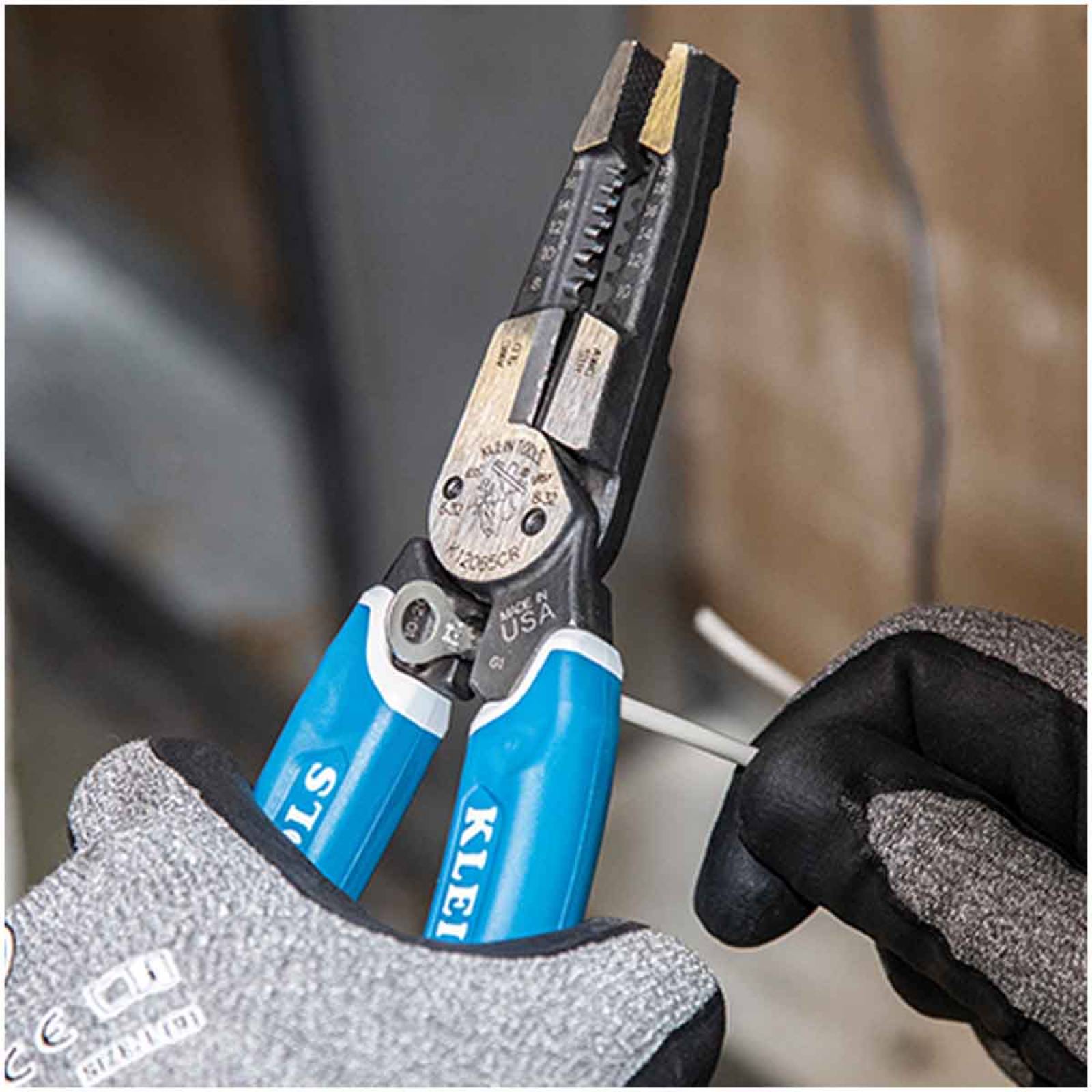 Pinza Pelacables Alta Resistencia Con Ponchadora Klein Tools 
