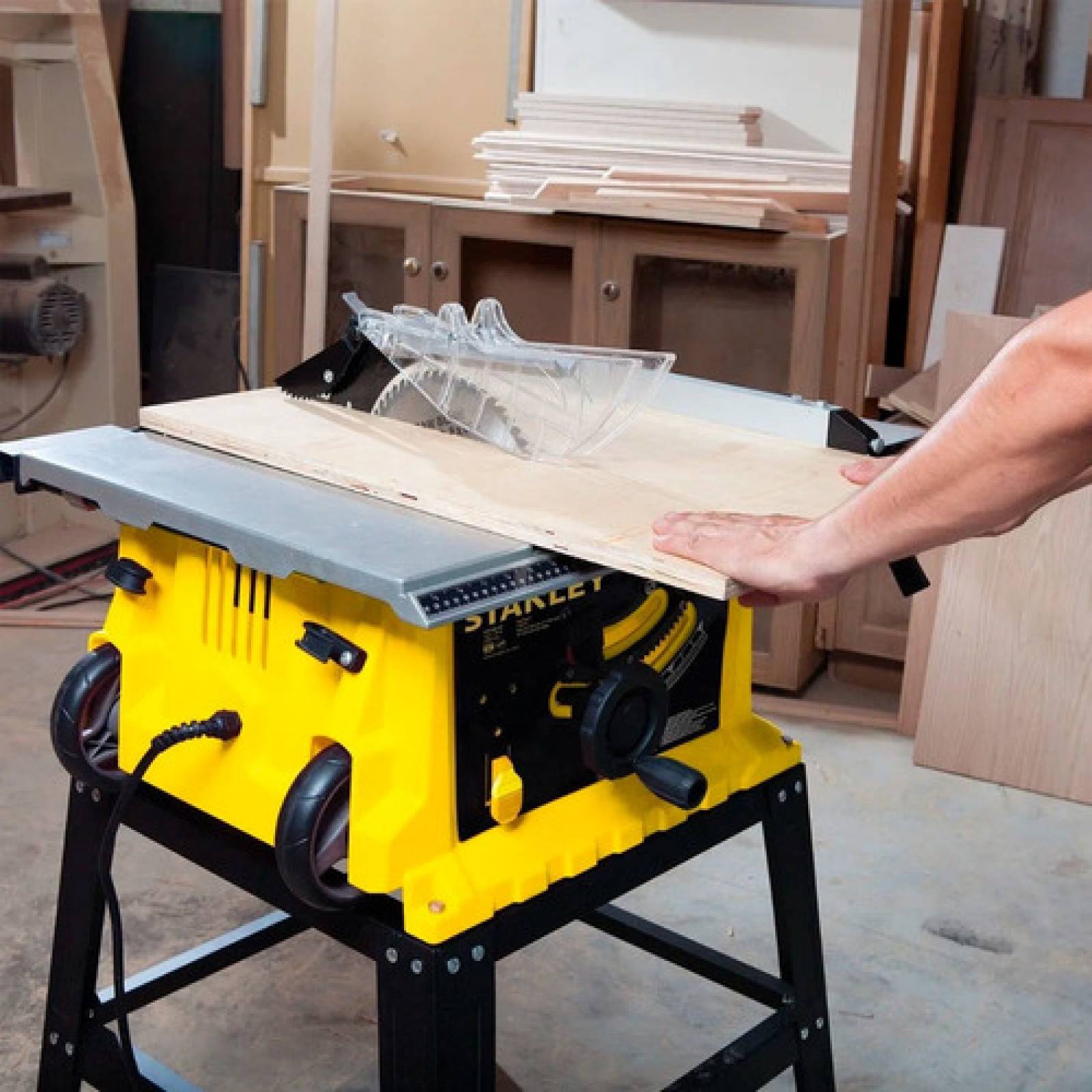 Sierra Circular Banco Con Base 1800w 10  SST1801 Stanley