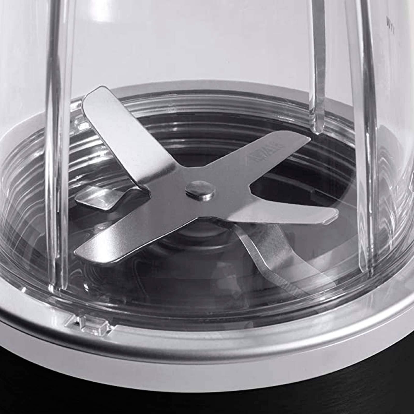 Licuadora Personal Procesador Nutribullet 5 Piezas 600 W Negro 101731 + Freidora de Aire Bioceramic 3.2 L Negro Oster CKSTAF7601