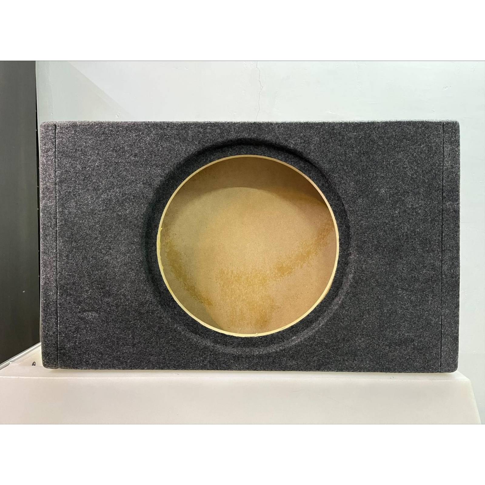 Cajon sellado 1X12 para pickup con soportes 