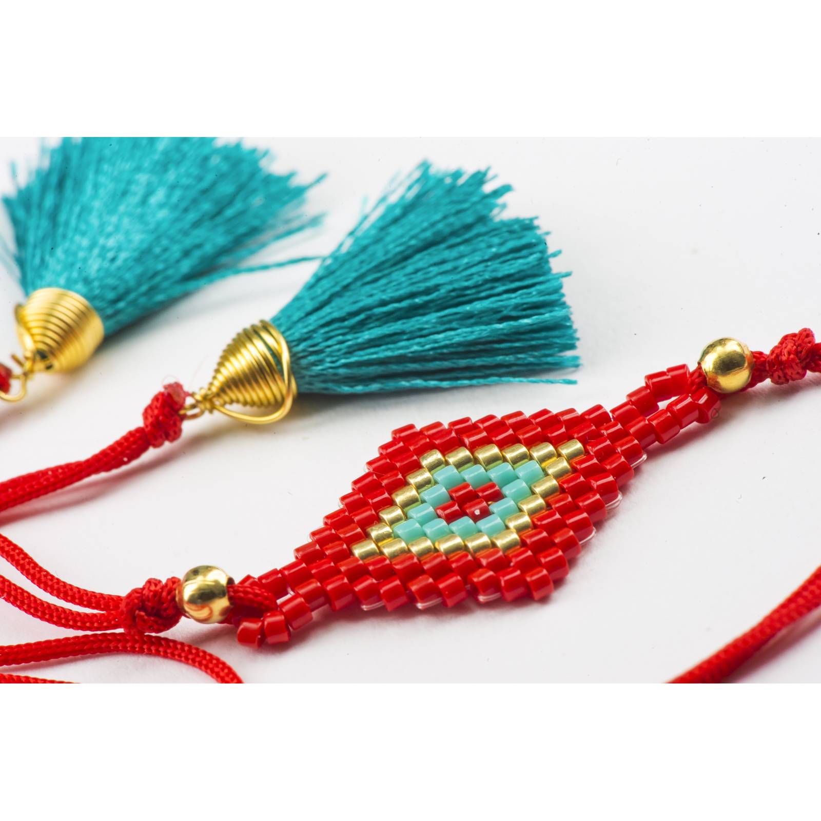 PULSERA HUICHOL 2 POMPONES ROMBO CHAQUIRA MULTICOLOR