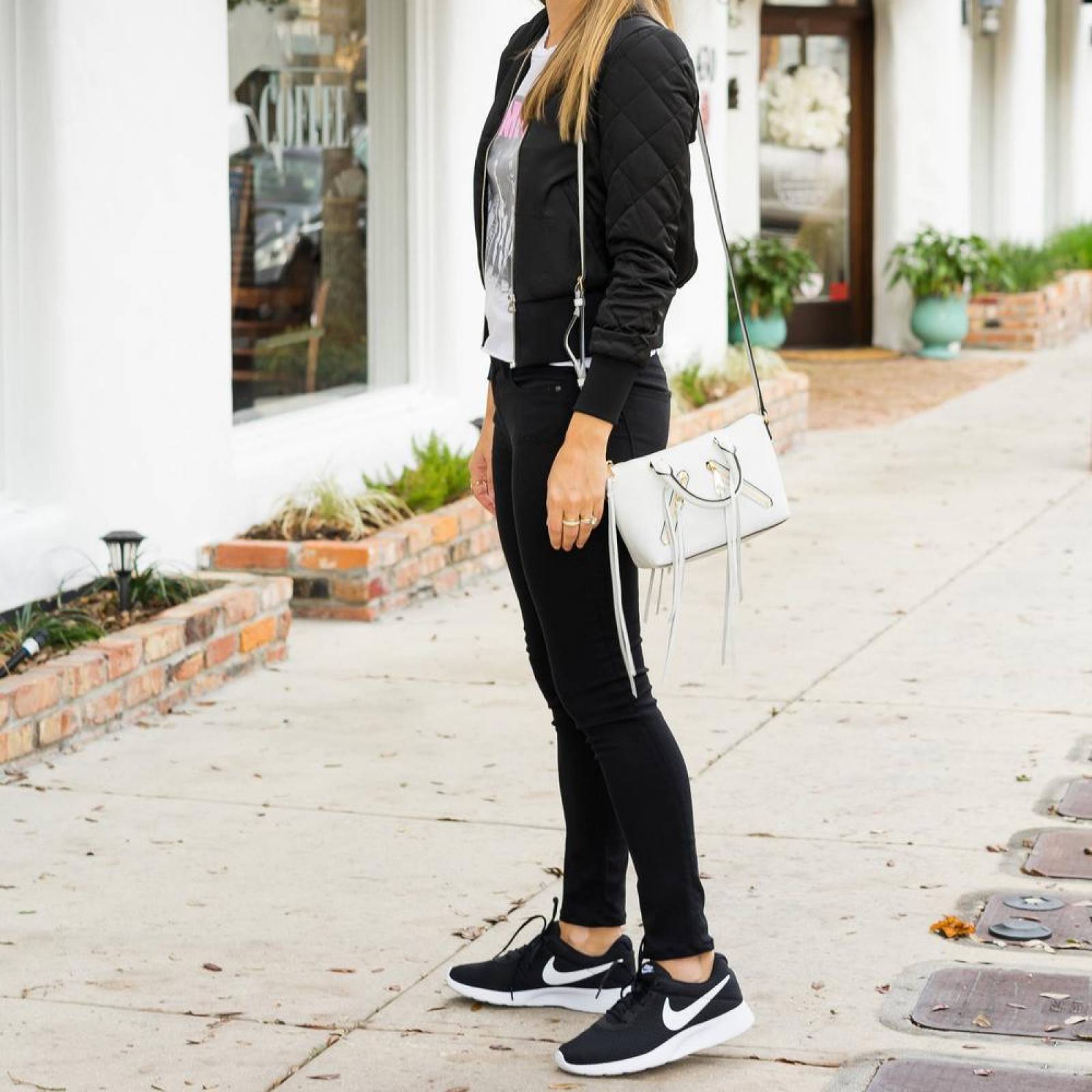 Tenis Nike Tanjun - 812655011 - Negro - Mujer 