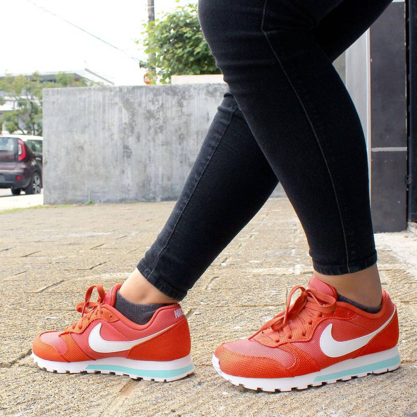 Tenis Nike MD Runner 2 SE - AQ9121802 - Naranja - Mujer 