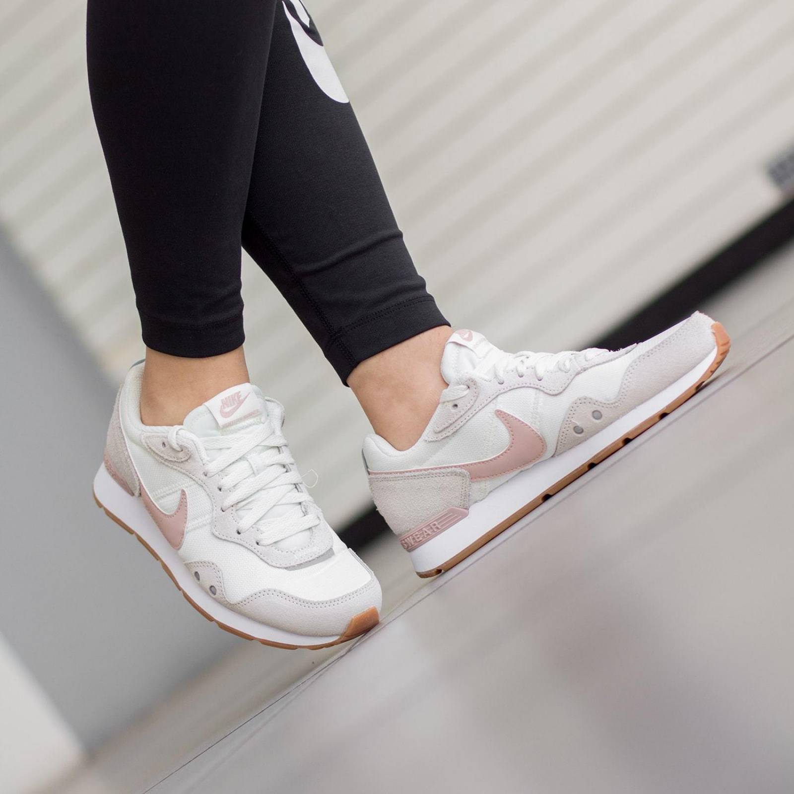 Tenis Nike Venture Runner - CK2948106 - Blanco - Mujer 