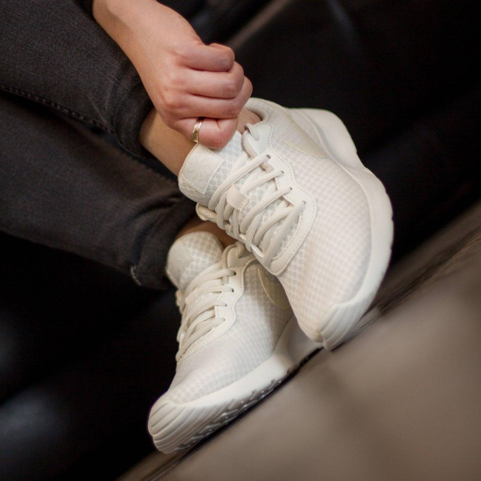 Tenis Nike Tanjun - DJ6257100 - Blanco - Mujer