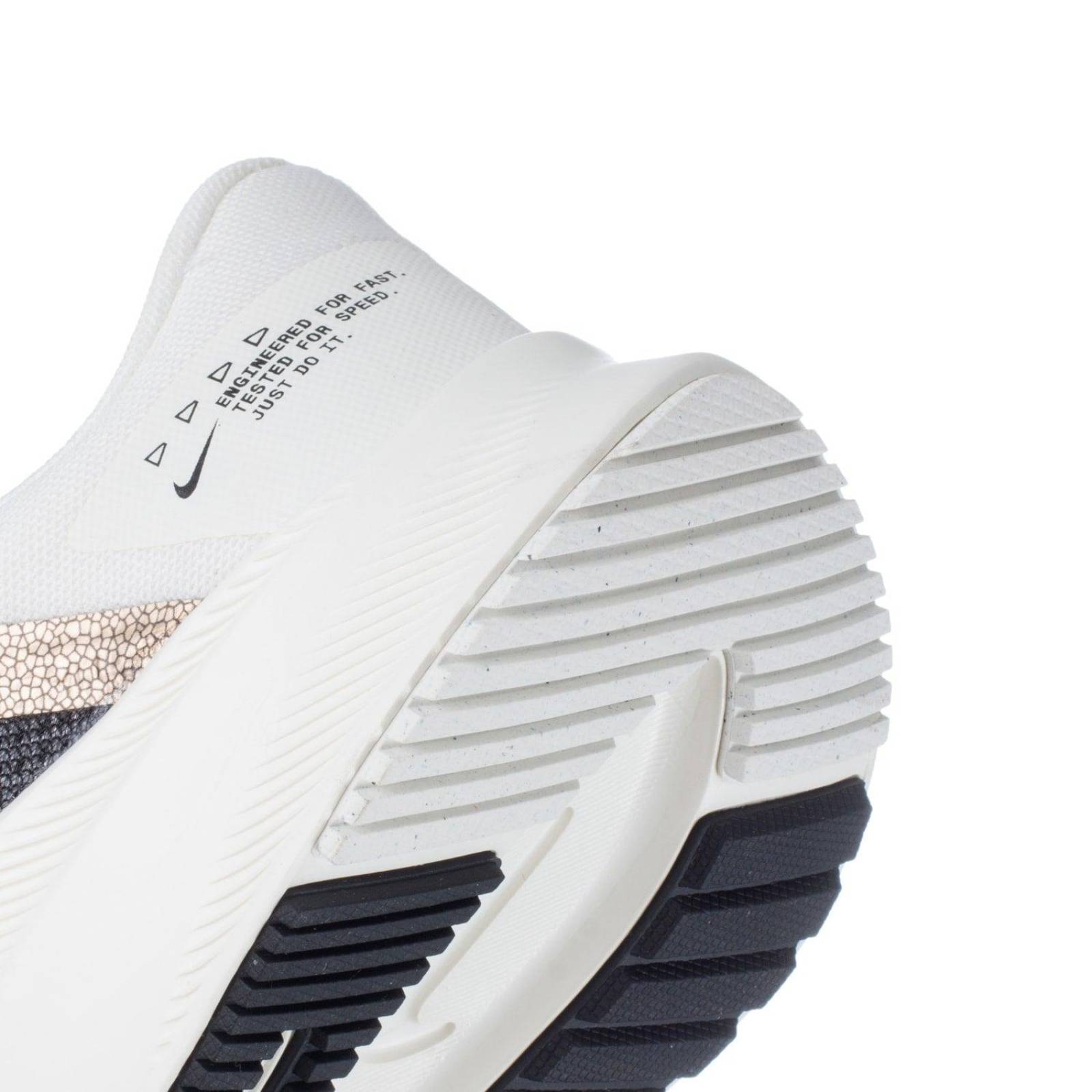 Tenis Nike Quest 4 Premium - DA8723001 - Negro - Mujer