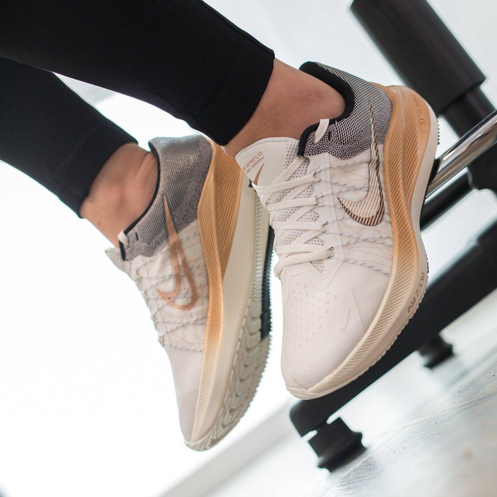 Tenis Nike Zoom Winflo 8 Premium - DA3056101 - Blanco - Mujer 