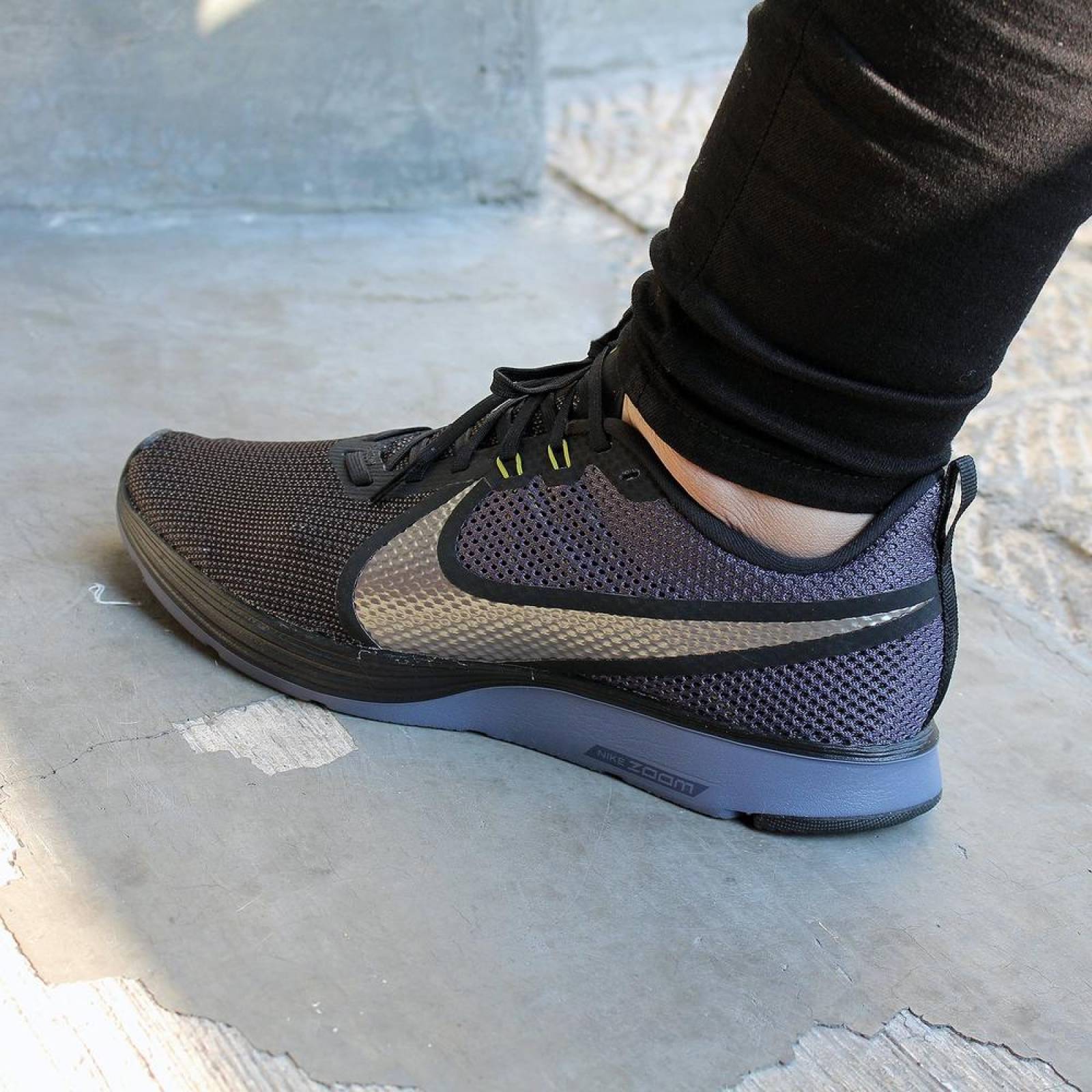 Tenis Nike Zoom Strike 2 AO1912004 Negro Hombre 