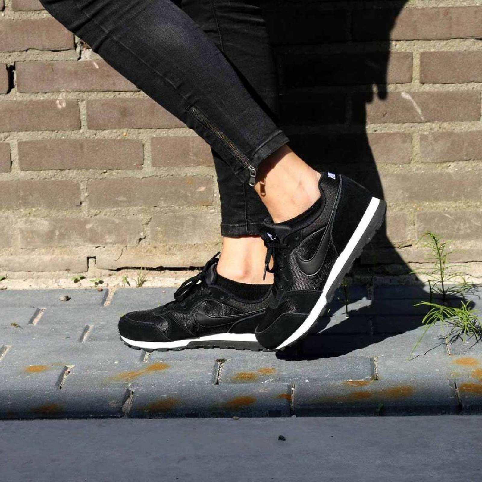 Tenis Nike MD Runner 2 - 749869001 - Negro - Mujer 