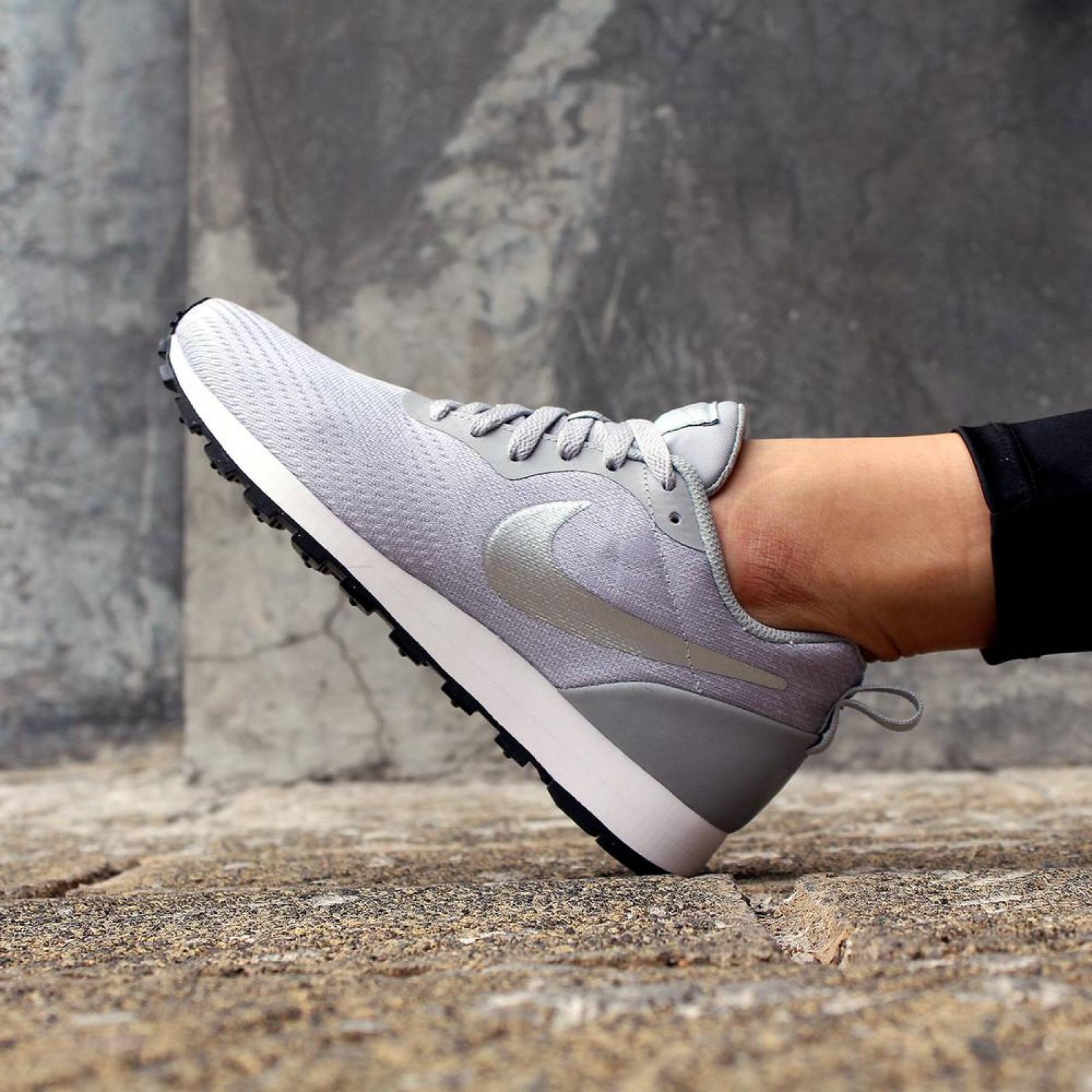 Tenis Nike MD Runner 2 ENG Mesh - 916797008 - Gris - Mujer 