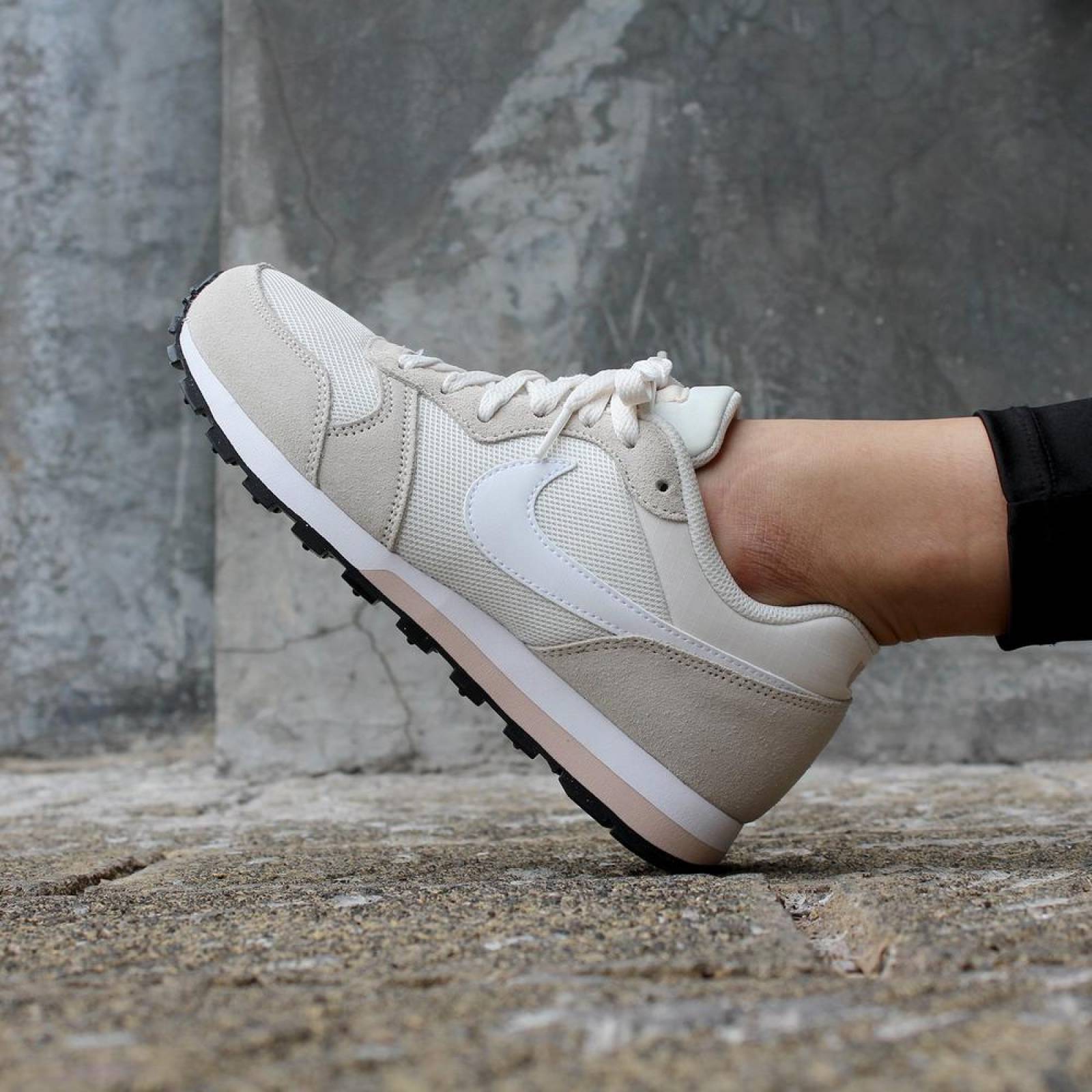 Tenis Nike MD Runner 2 - 749869011 - Beige - Mujer 