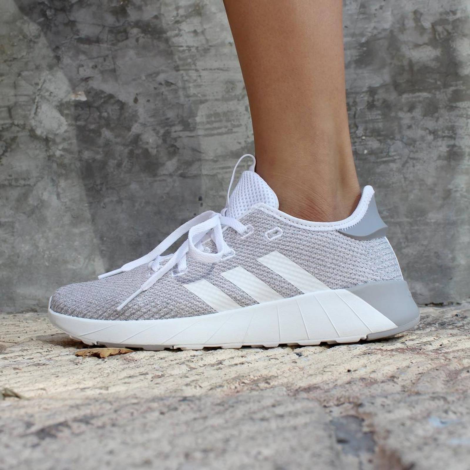 Tenis Adidas Questar X BYD - B96488 - Gris - Mujer 