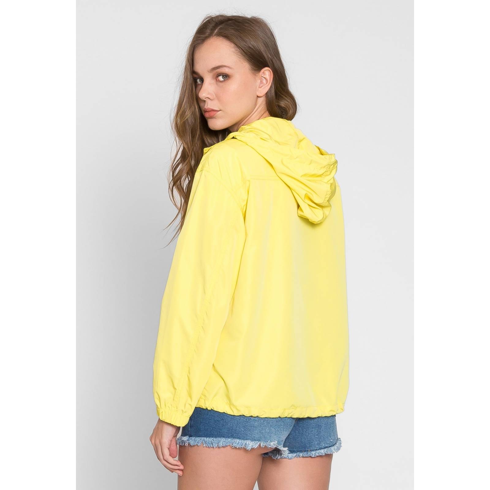 Rompevientos amarillo con gorro