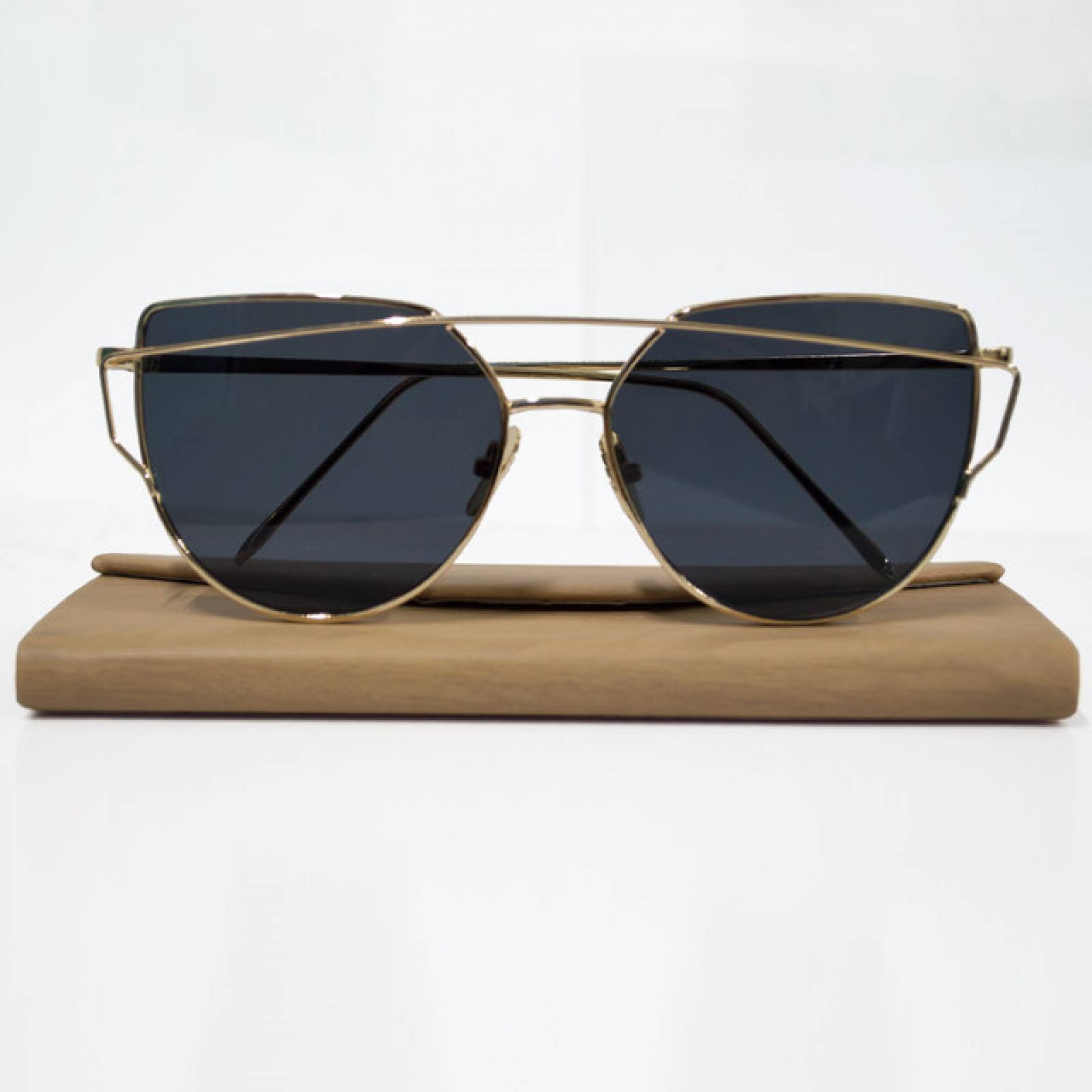 Gafas de sol tipo ojo de gato negro con marco dorado con funda