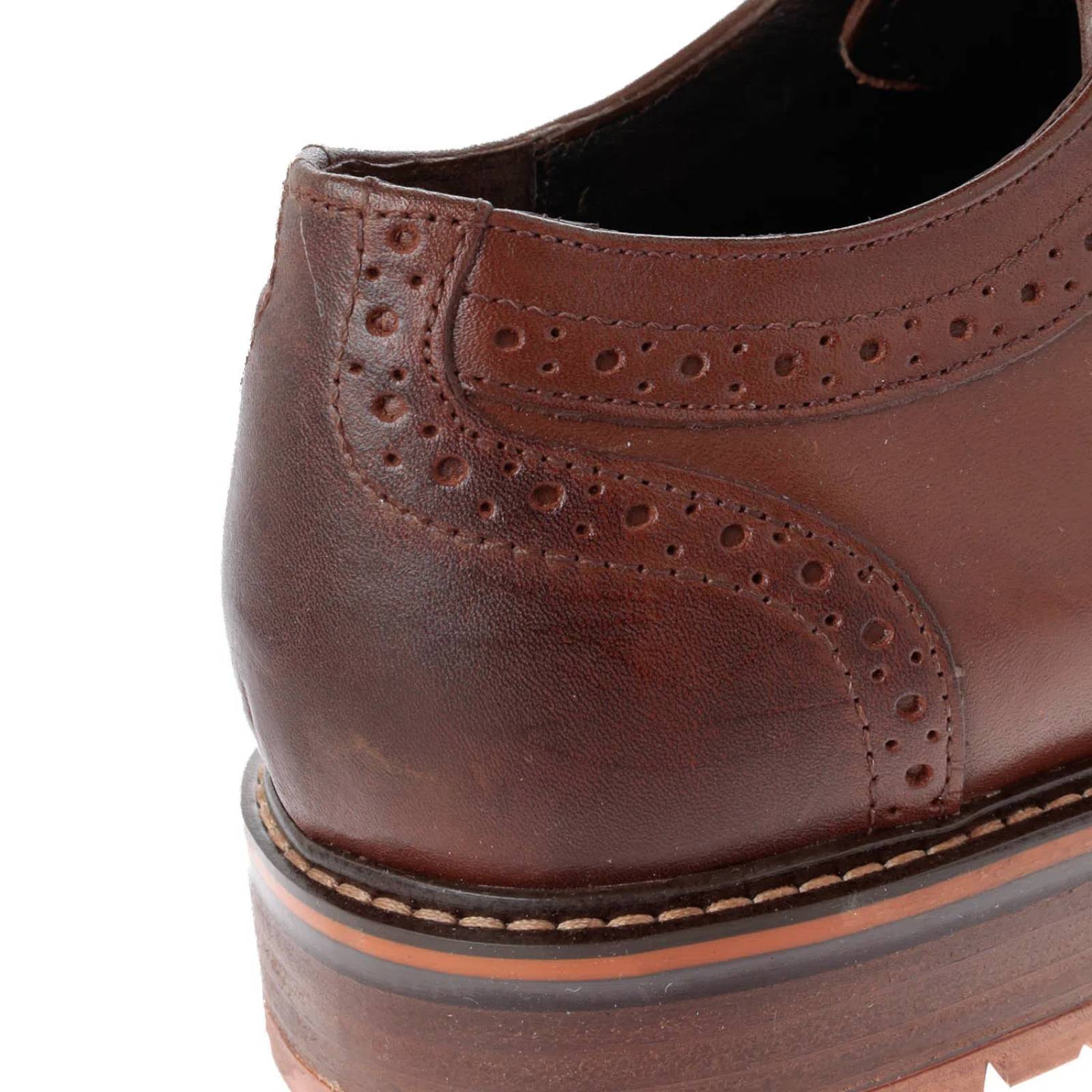 Zapatos Axel color cognac con costuras y detalle perforado D06300100554