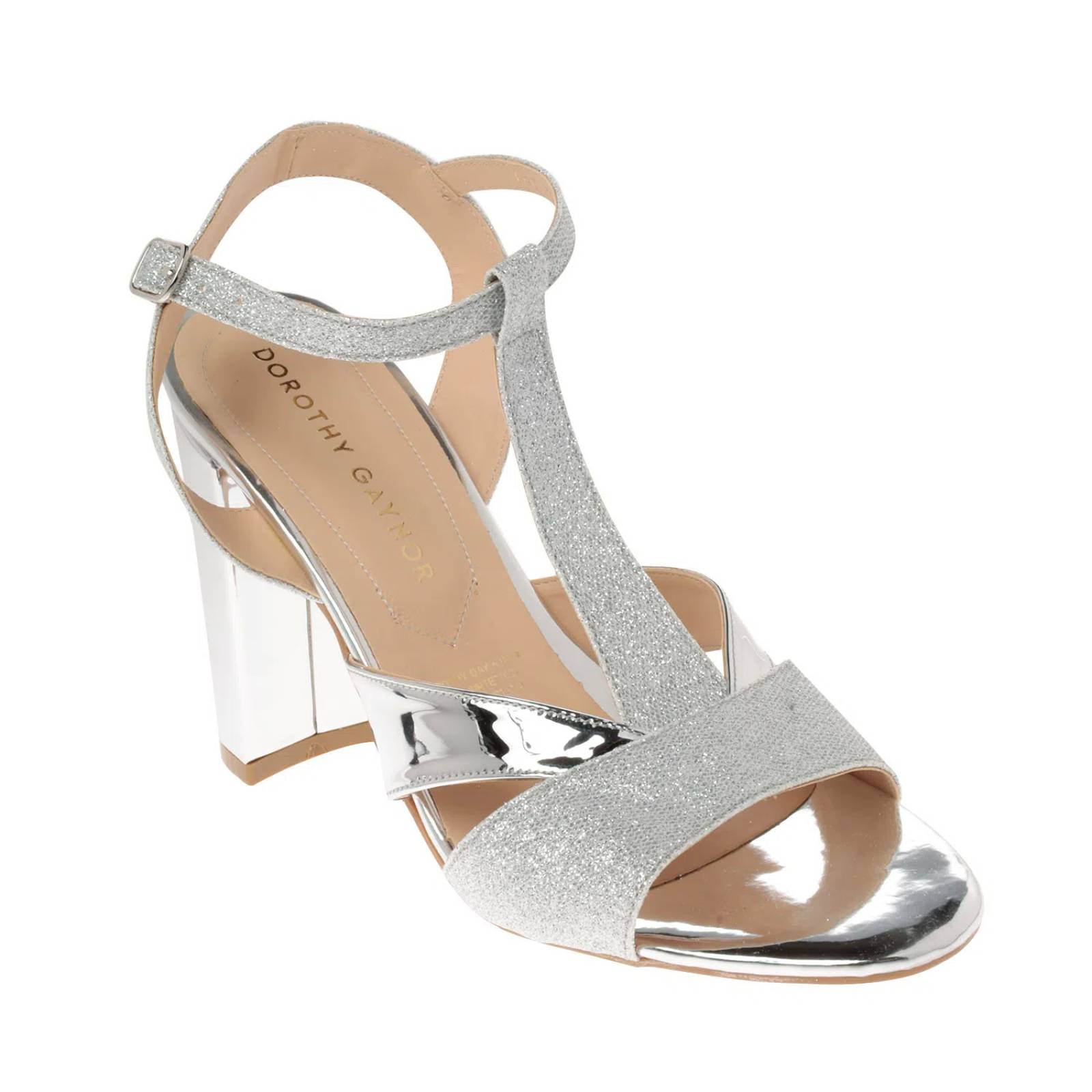 Sandalias color plata con detalle charol efecto efecto y aplicación de pedrería