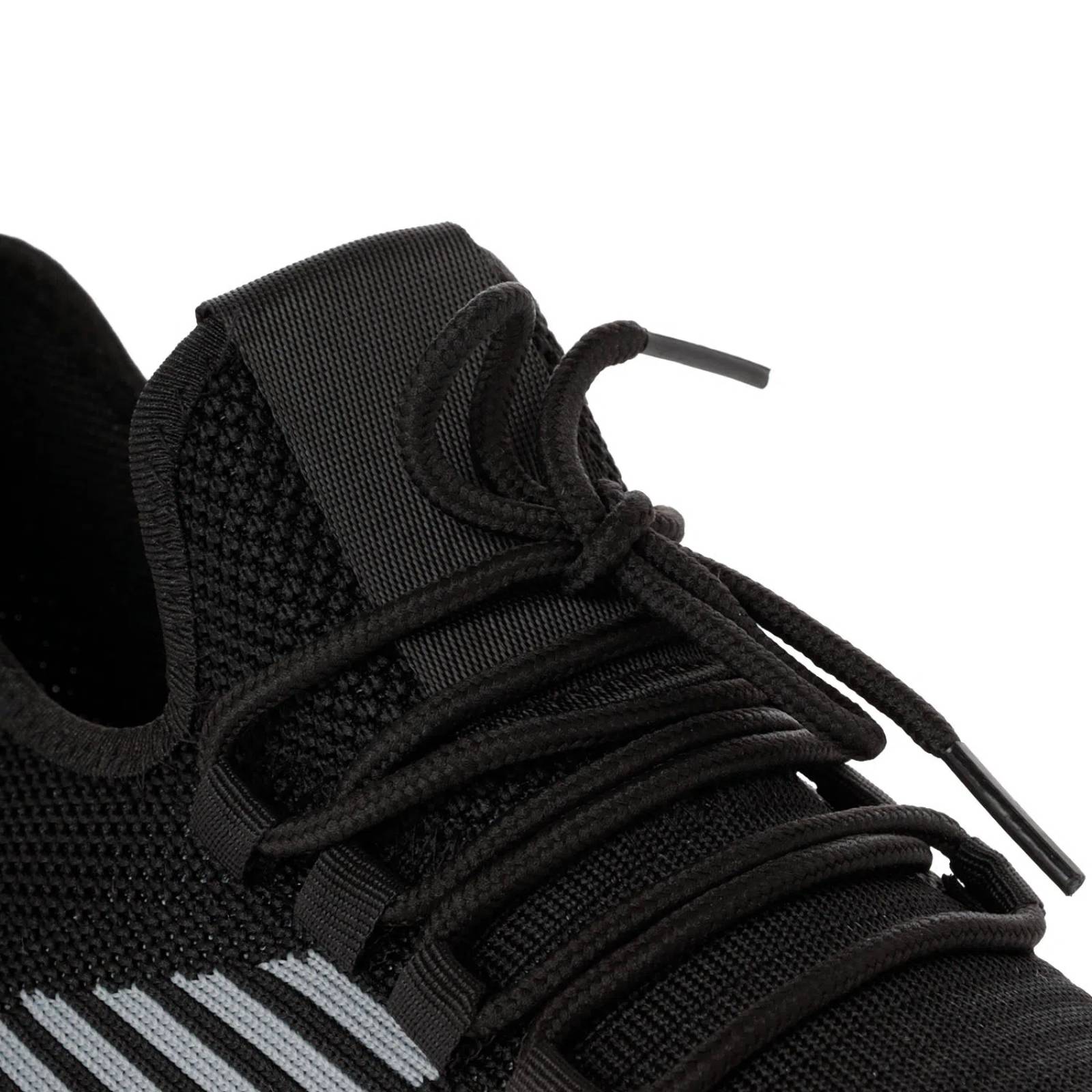 Tenis William color negro con textura y detalle de rayas grises D12220255501