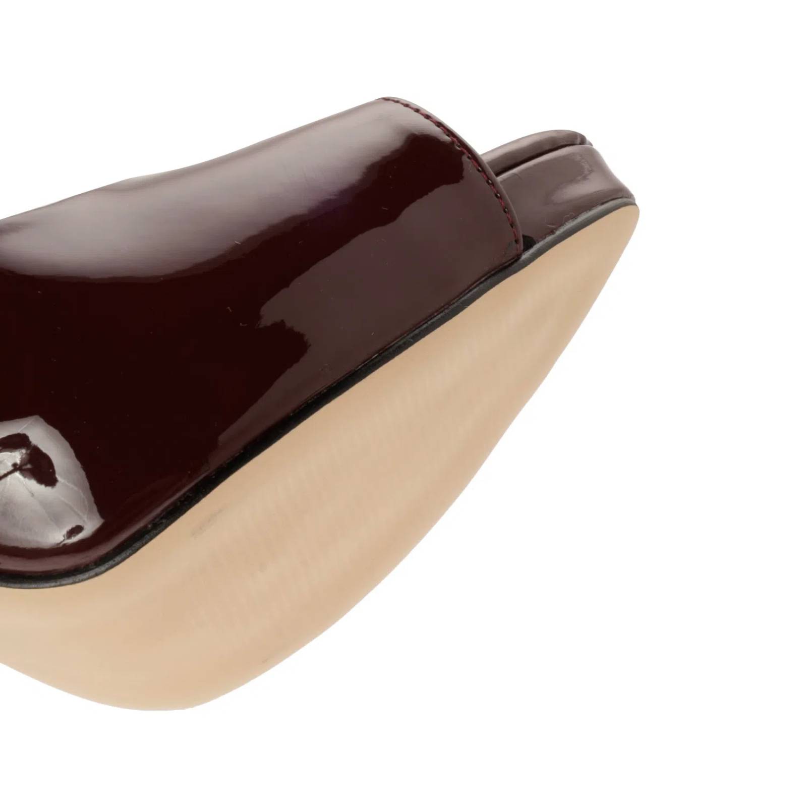 Zapatillas Luna color vino con punta abierta