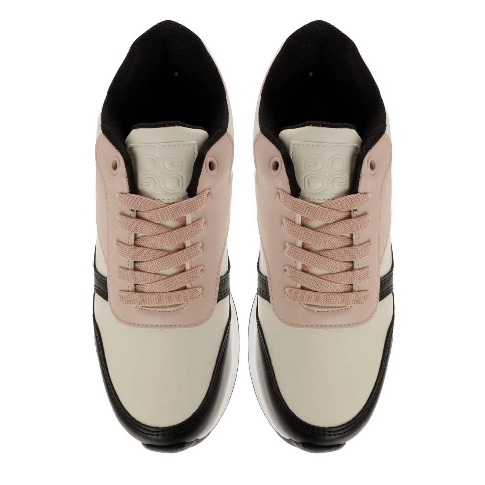 Tenis Aitana color negro con detalles de costura y agujetas de color