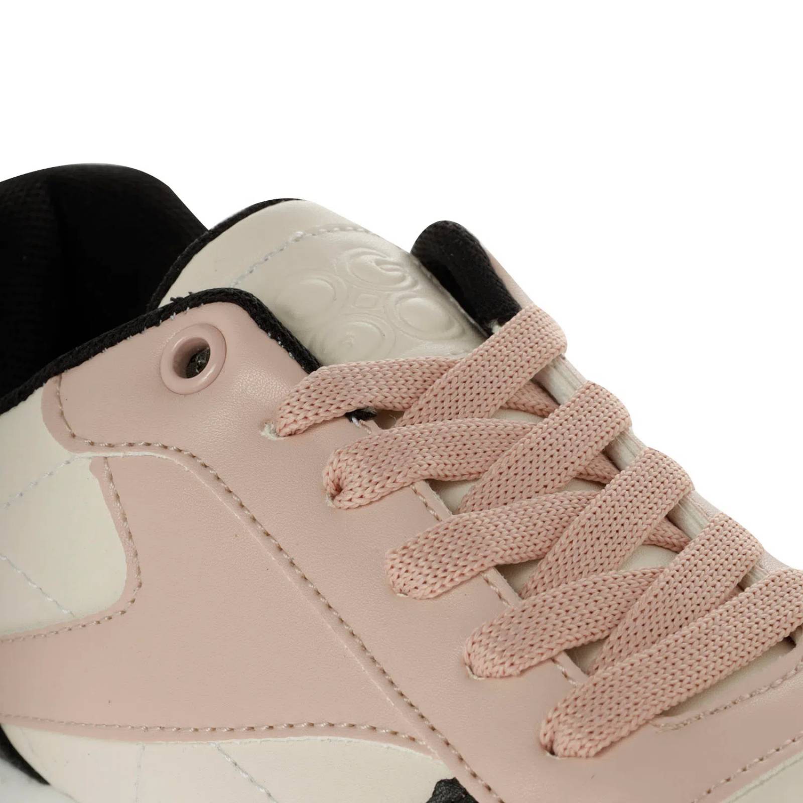 Tenis Aitana color negro con detalles de costura y agujetas de color