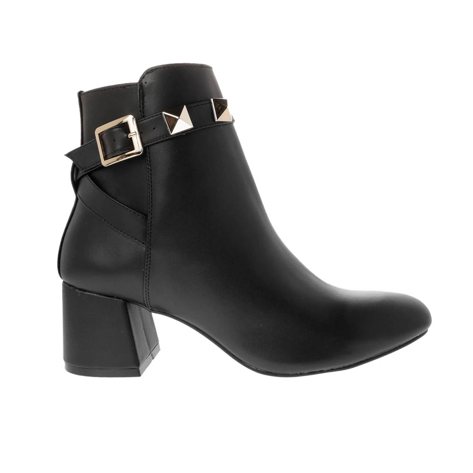 Botín Ivonne color negro con estoperoles y tacón cuadrado