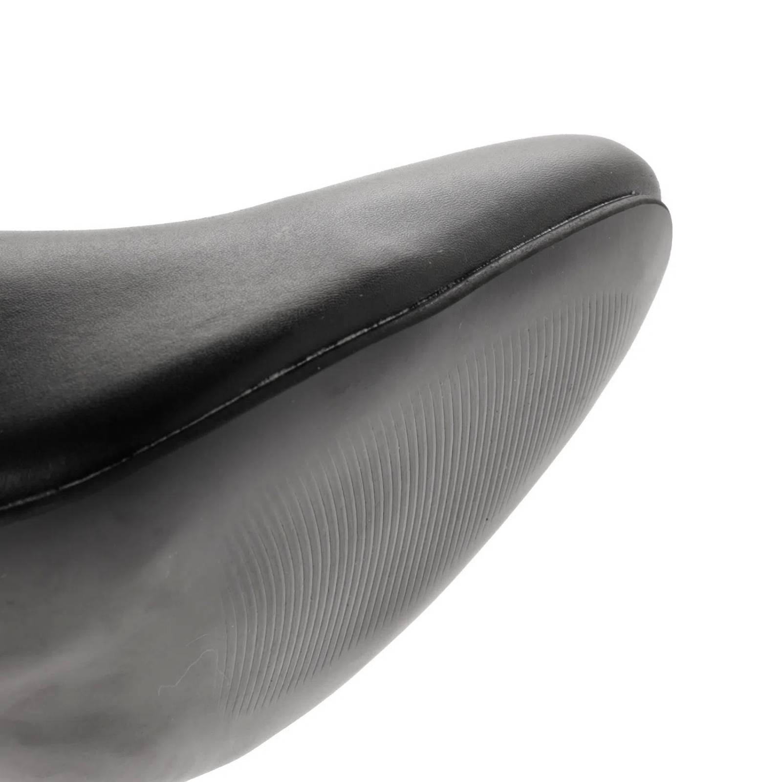 Botín Ivonne color negro con estoperoles y tacón cuadrado