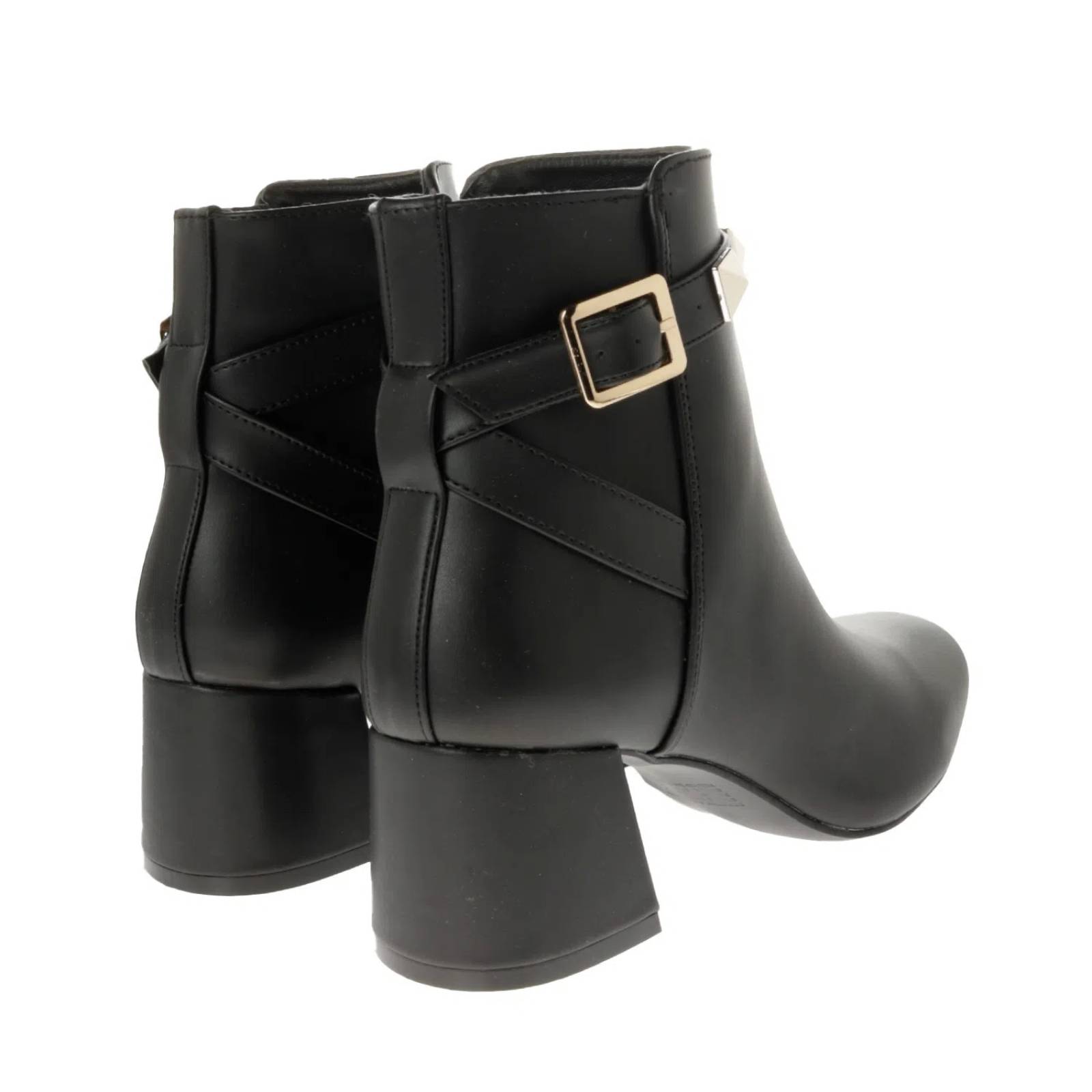 Botín Ivonne color negro con estoperoles y tacón cuadrado