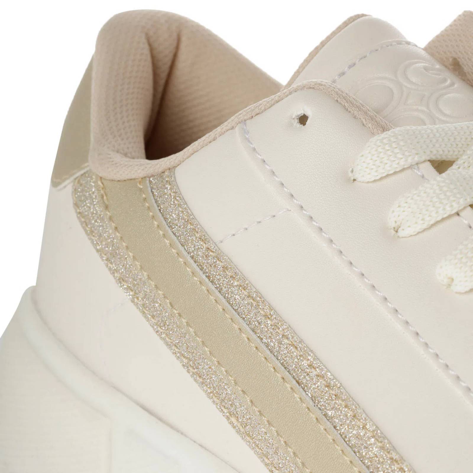 Tenis Rosalía color latte con detalles dorados y brillos