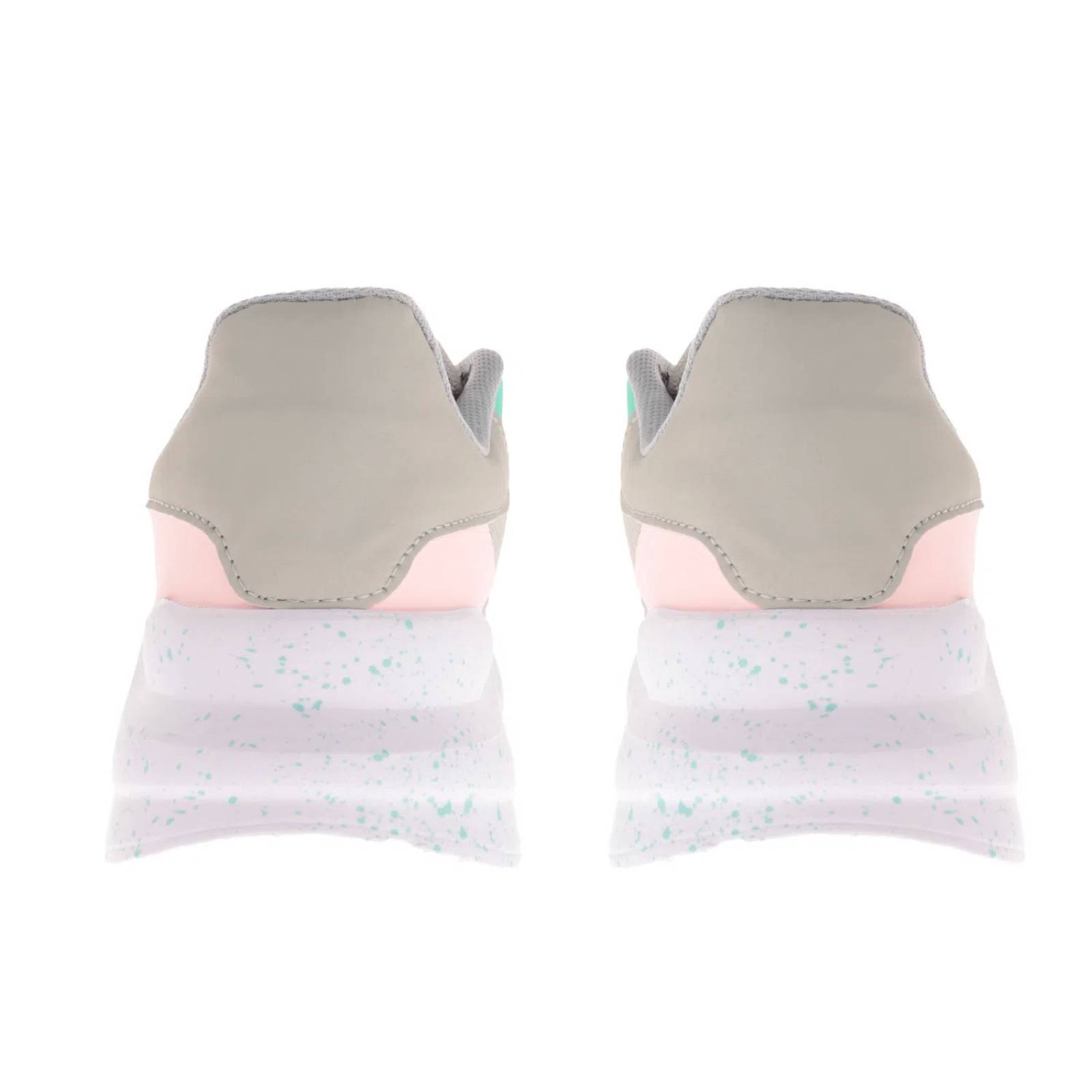 Tenis Rosalía color gris con detalle de color neon y textura en suela