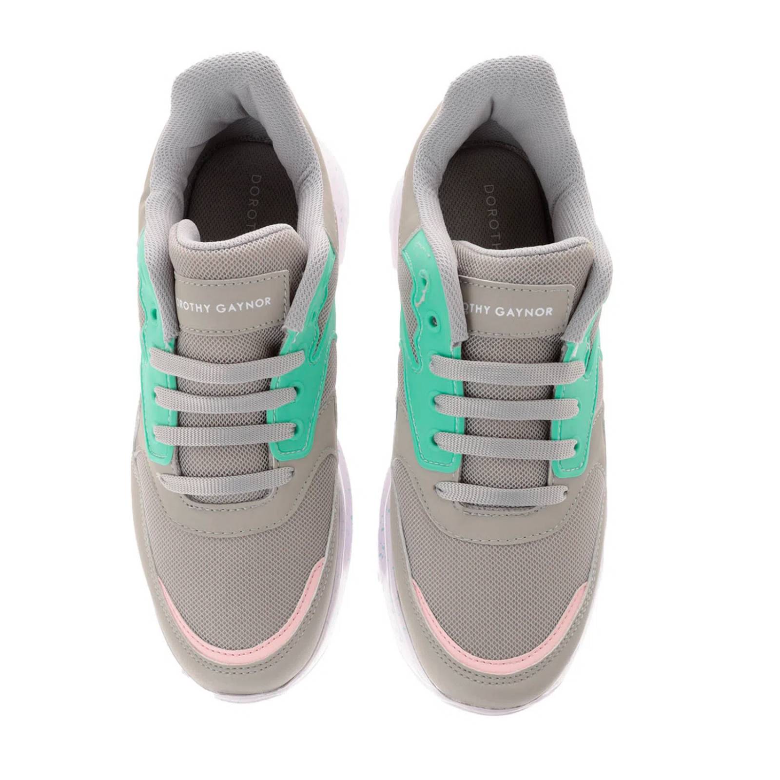 Tenis Rosalía color gris con detalle de color neon y textura en suela