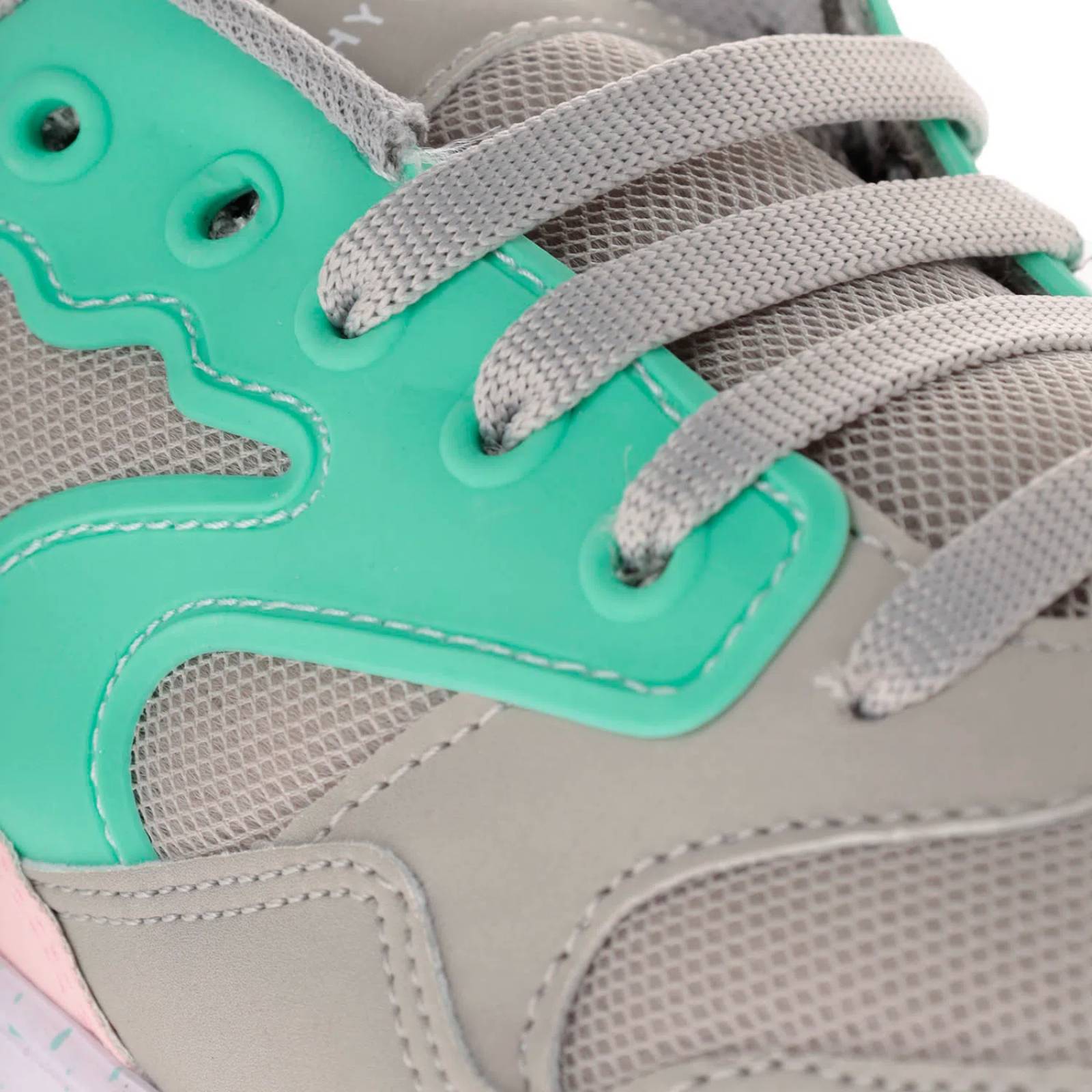 Tenis Rosalía color gris con detalle de color neon y textura en suela