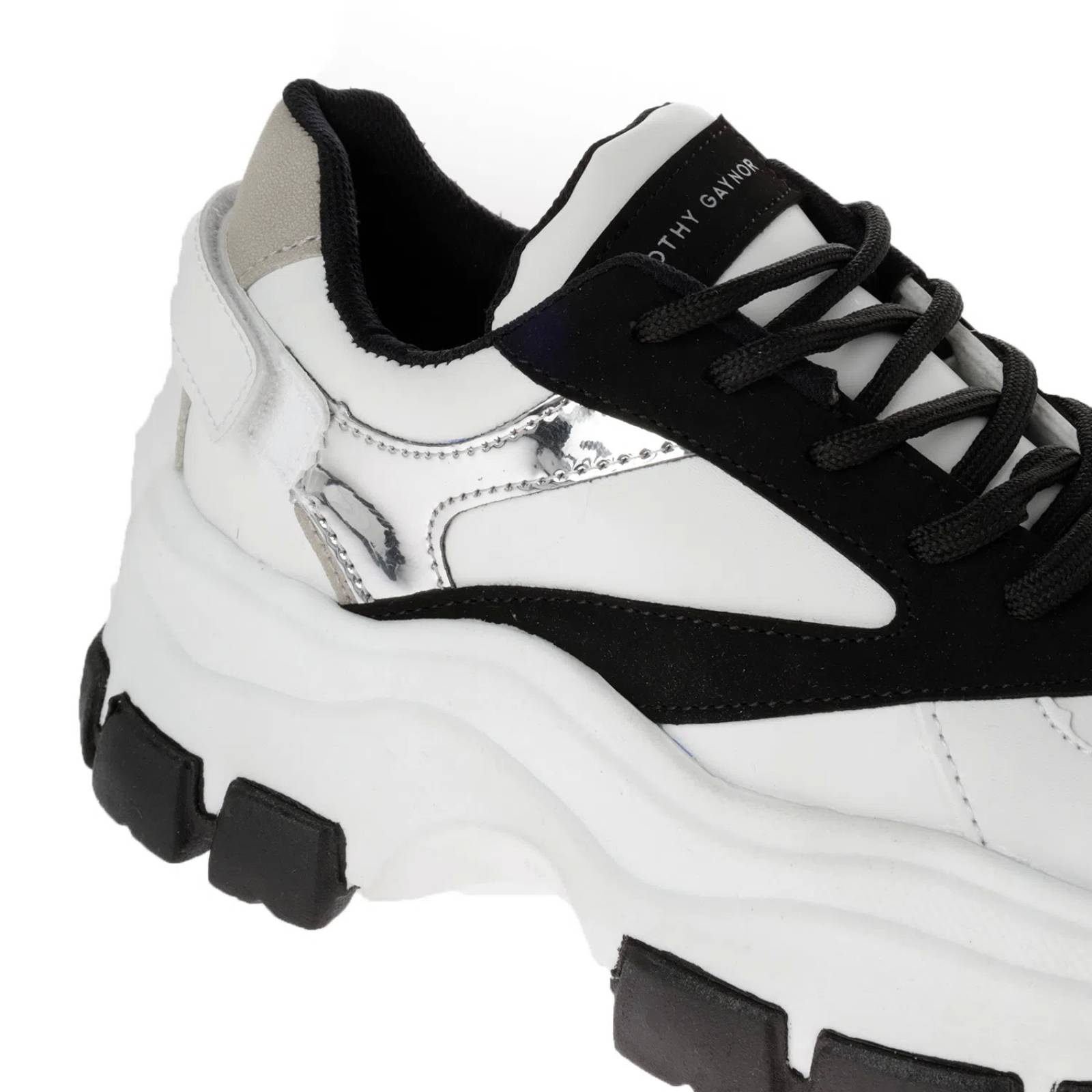 Tenis Rosalía color blanco chunky con detalle plata y negro