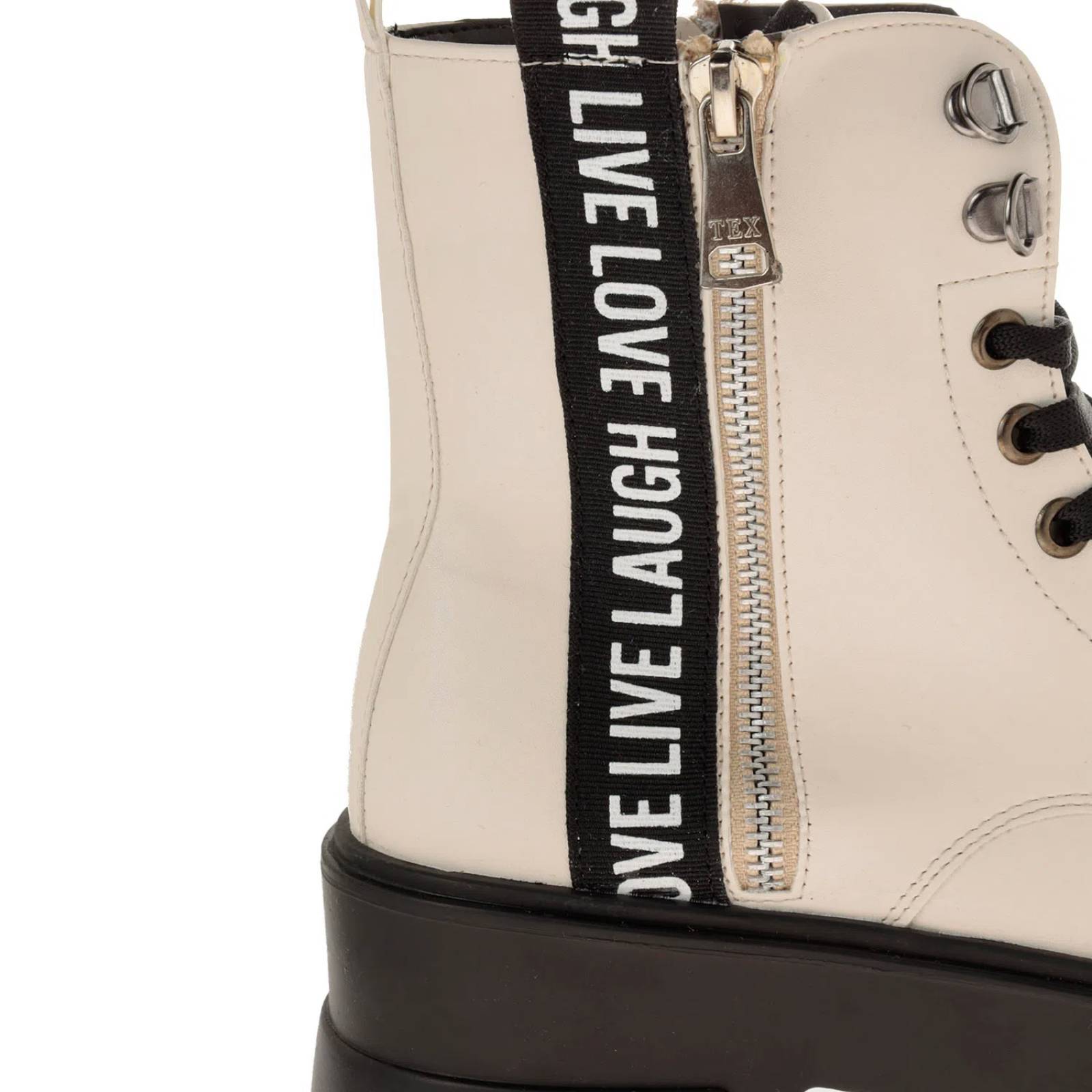 Botín Camila color blanco con listón lateral con letras