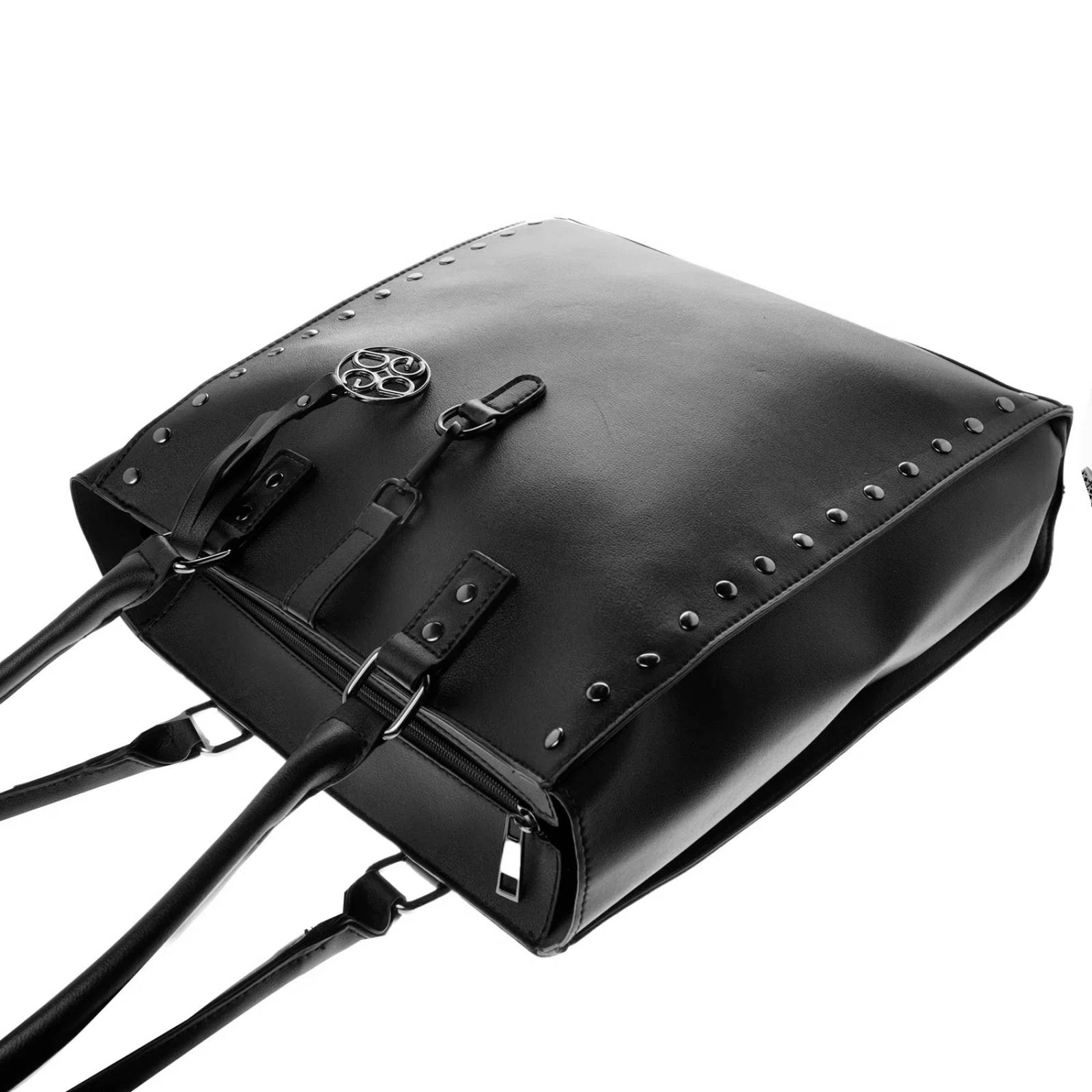 Bolsa color negro con estoperoles